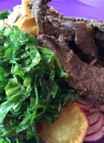 Prato com bife, couve e salada