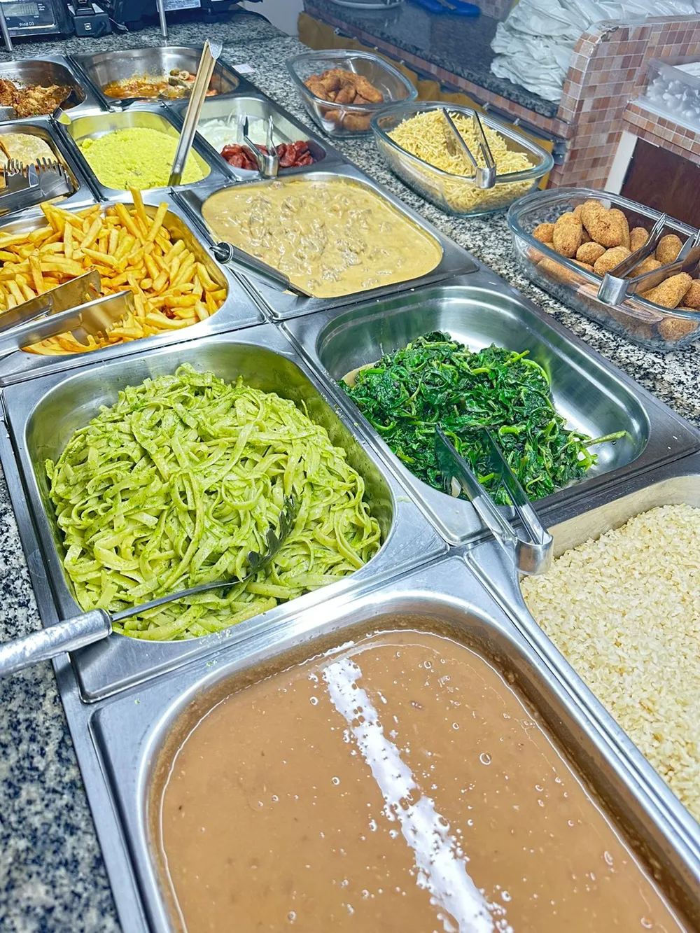 Cubas do buffet do La Finestra com macarrão ao alho, couve refogada, feijão e farofa